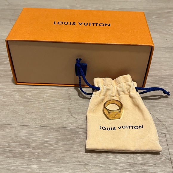 Louis Vuitton Men’s MONOGRAM SIGNET RING - Picture 4 of 7